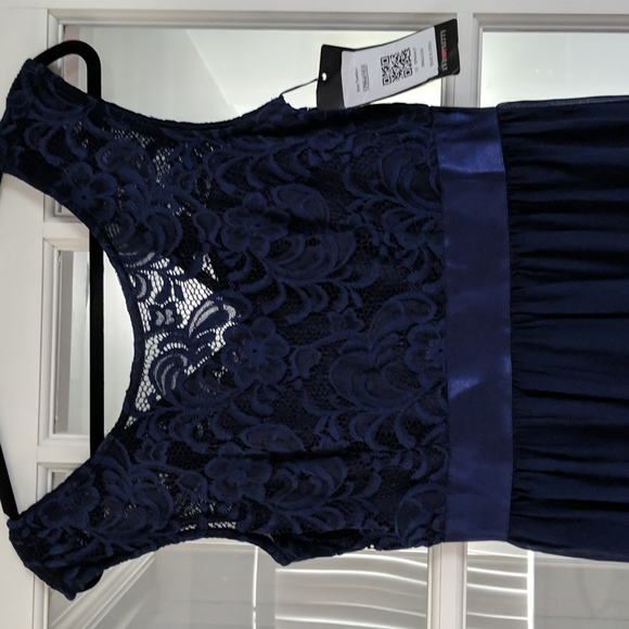 Formal dress - Picture 2 of 4